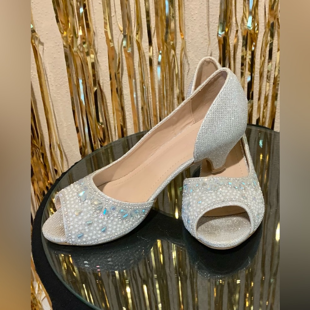 Girls size 4 Bella Marie silver and white sequins dress pump heel